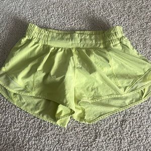 luluemon size 4 hotty hot shorts barely worn good conditon 2.5 inch